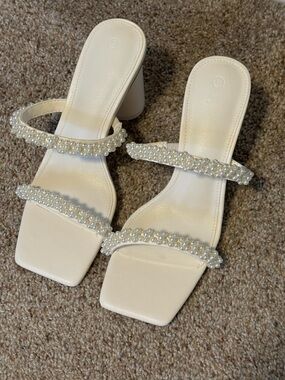 NWOT Pearl-Embellished White Block Heel Sandals - Women's Size 9